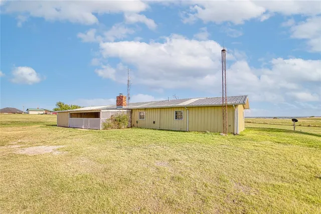 Photo 2 — 21281 E 987 Road, Foss, OK 73647