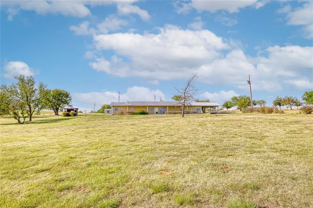 Photo 3 — 21281 E 987 Road, Foss, OK 73647