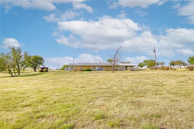Photo 3 — 21281 E 987 Road, Foss, OK 73647