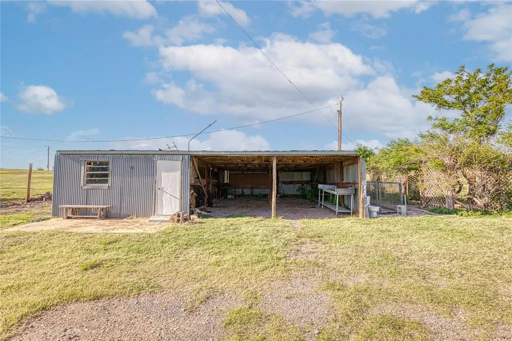 Photo 4 — 21281 E 987 Road, Foss, OK 73647