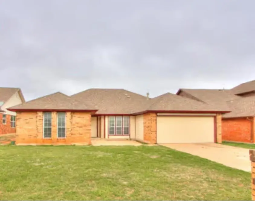 Photo 2 — 11633 SW 3rd Street, Yukon, OK 73099