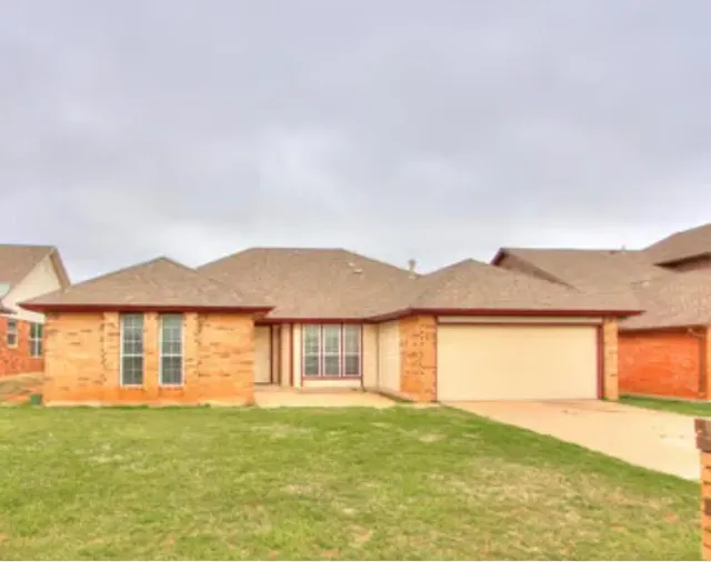 Photo 2 — 11633 SW 3rd Street, Yukon, OK 73099