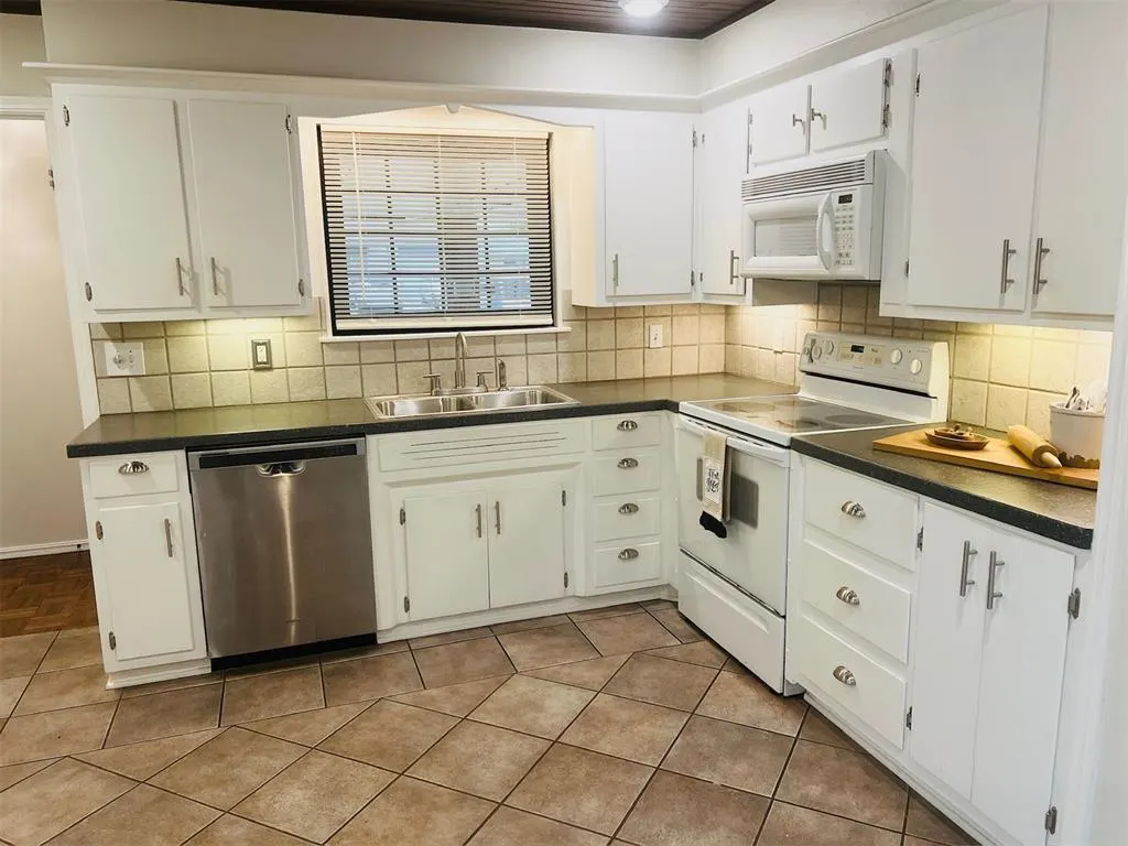 Photo 12 — 7625 NW 28th Street, Bethany, OK 73008