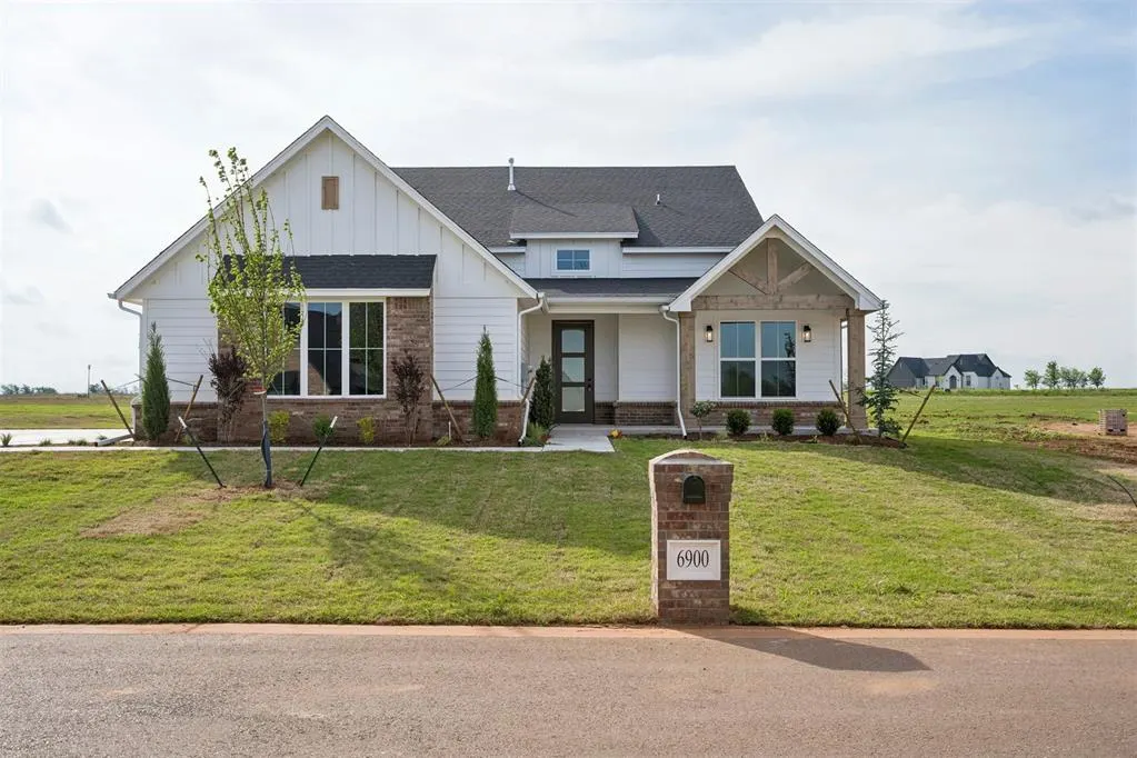Front exterior — 6900 Lake View Court, Cashion, OK 73016