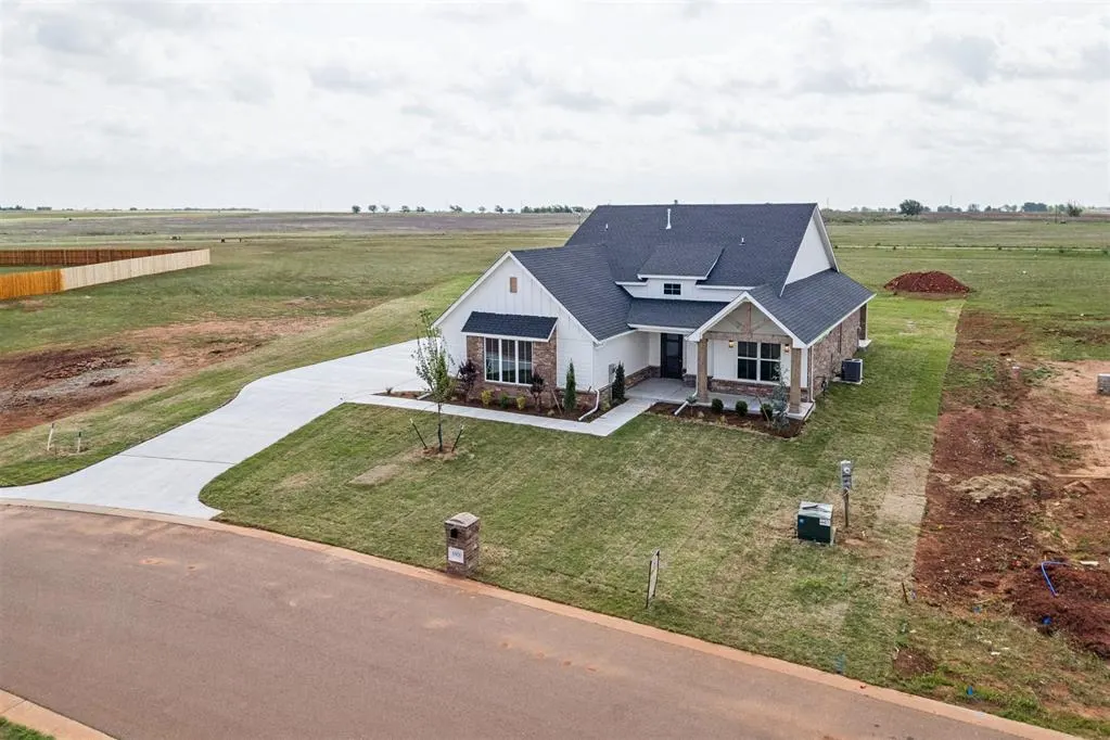 Photo 2 — 6900 Lake View Court, Cashion, OK 73016