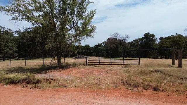 Photo 4 — 5928 Crest Drive, Guthrie, OK 73044