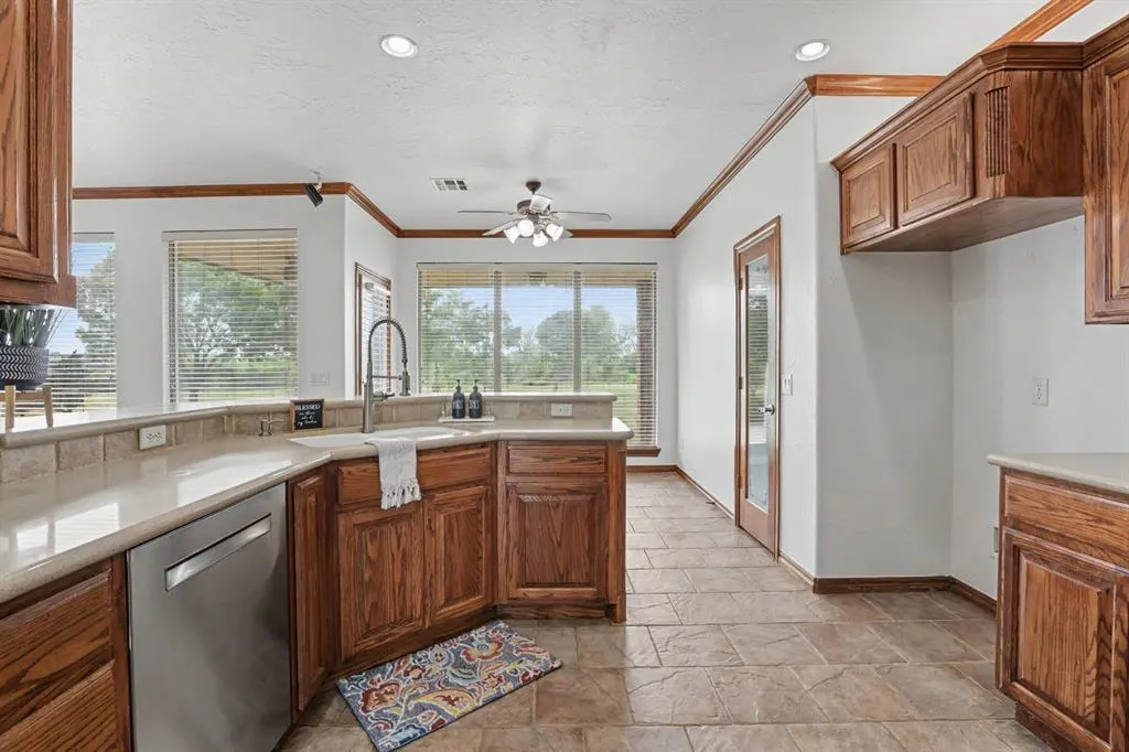 Photo 10 — 2710 Shoreline Drive, Norman, OK 73026
