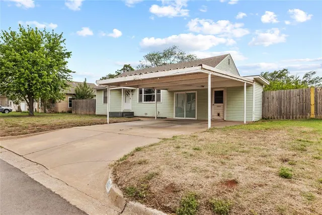 Photo 2 — 419 N Kansas Street, Weatherford, OK 73096