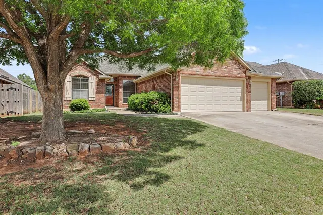 Photo 2 — 317 Mohawk Trail, Edmond, OK 73003
