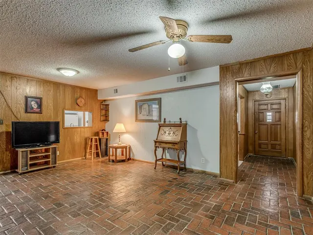 Photo 3 — 1414 E Sunset Lane, Ada, OK 74820