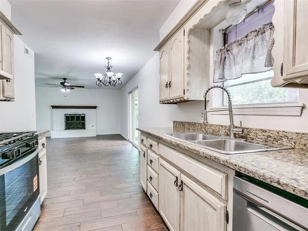 Photo 10 — 925 N Bradley Avenue, Oklahoma City, OK 73127