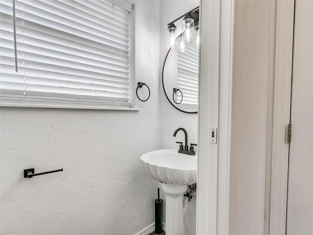 Photo 12 — 925 N Bradley Avenue, Oklahoma City, OK 73127