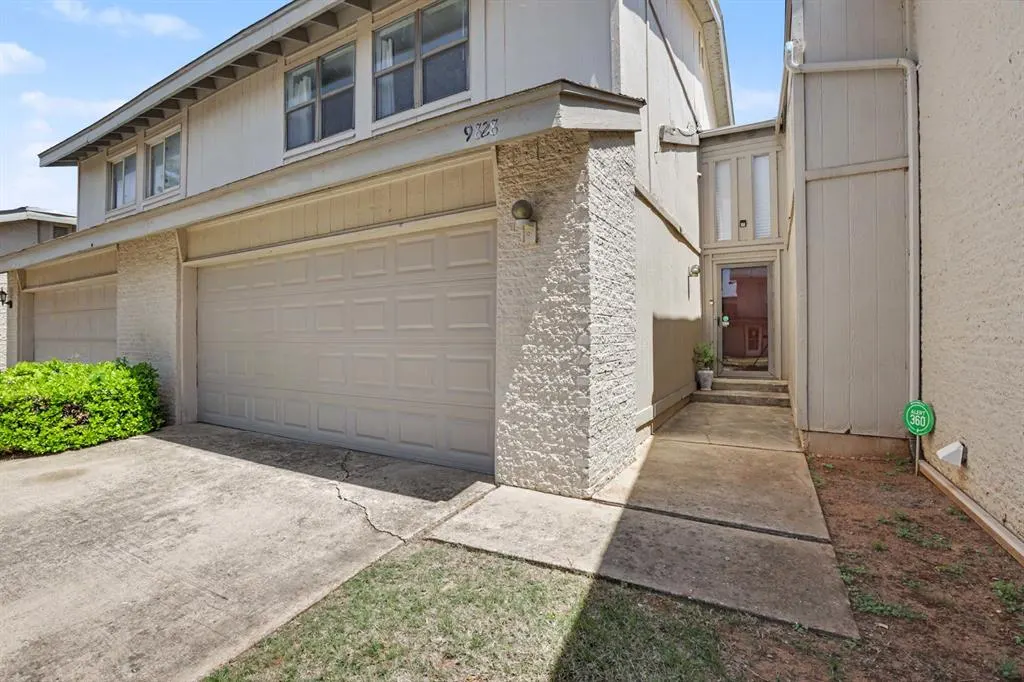 Photo 2 — 9828 Hefner Village Place, Oklahoma City, OK 73162