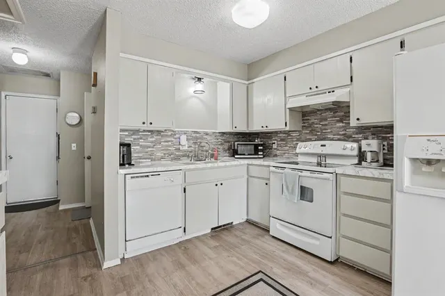 Photo 8 — 9828 Hefner Village Place, Oklahoma City, OK 73162