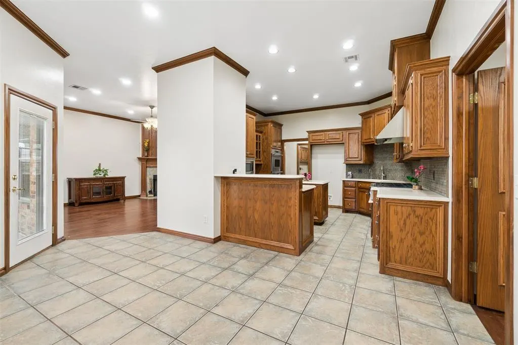 Photo 10 — 10705 Fairway Avenue, Oklahoma City, OK 73170