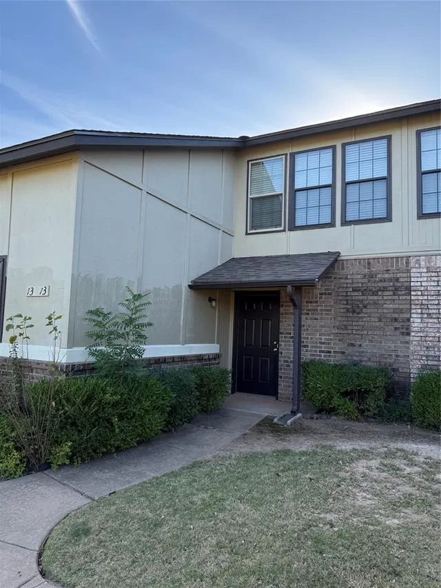 Photo 2 — 13813 Crossing Way West, Edmond, OK 73013