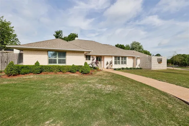 Photo 2 — 2334 NW 58th Circle, Oklahoma City, OK 73112