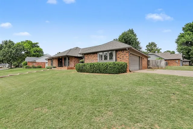 Photo 2 — 2409 Lytal Lane, Edmond, OK 73013