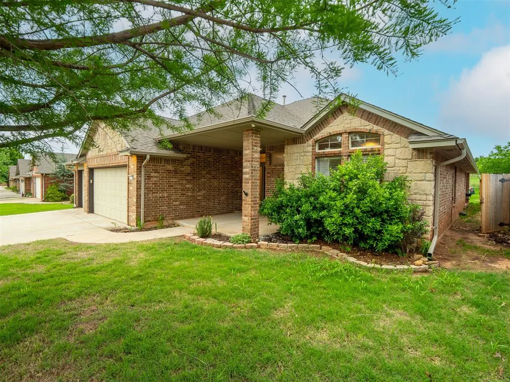 Photo 2 — 2716 SE 39th Street, Moore, OK 73160