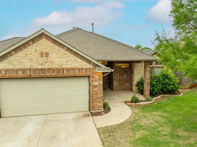 Photo 3 — 2716 SE 39th Street, Moore, OK 73160