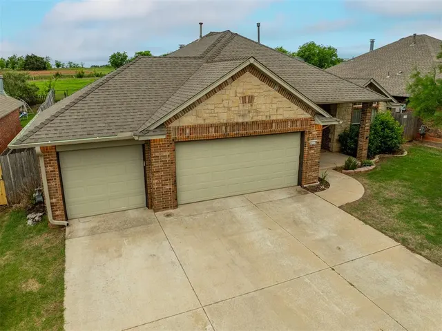 Photo 4 — 2716 SE 39th Street, Moore, OK 73160