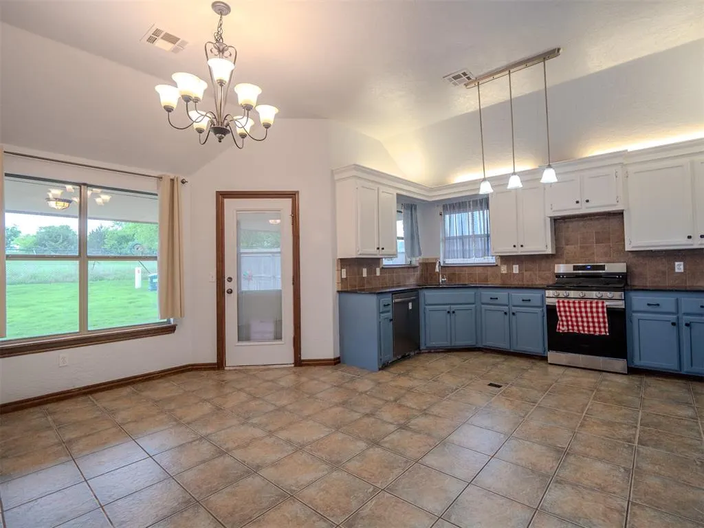Photo 9 — 2716 SE 39th Street, Moore, OK 73160