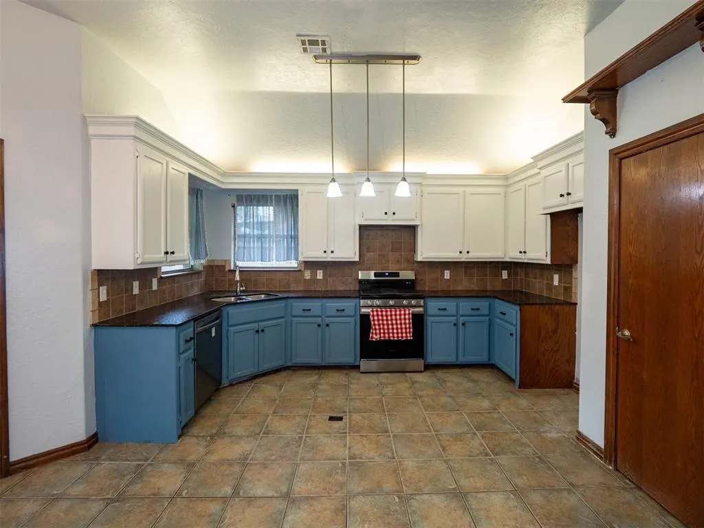 Photo 10 — 2716 SE 39th Street, Moore, OK 73160