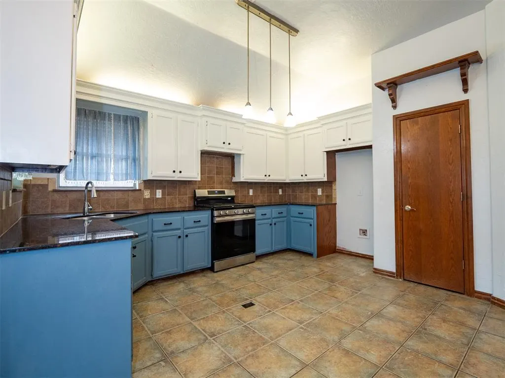 Photo 11 — 2716 SE 39th Street, Moore, OK 73160