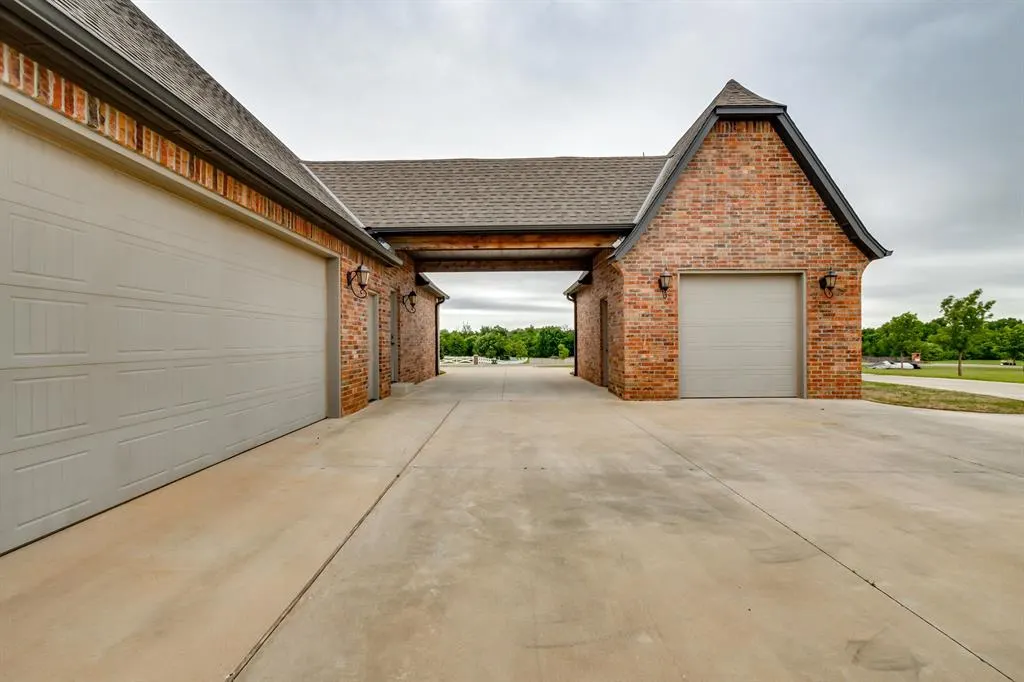 Photo 36 — 10901 Secretariat Drive, Mustang, OK 73064