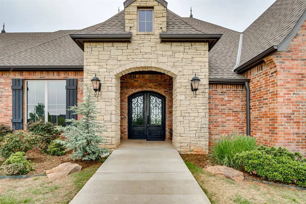 Photo 2 — 10901 Secretariat Drive, Mustang, OK 73064