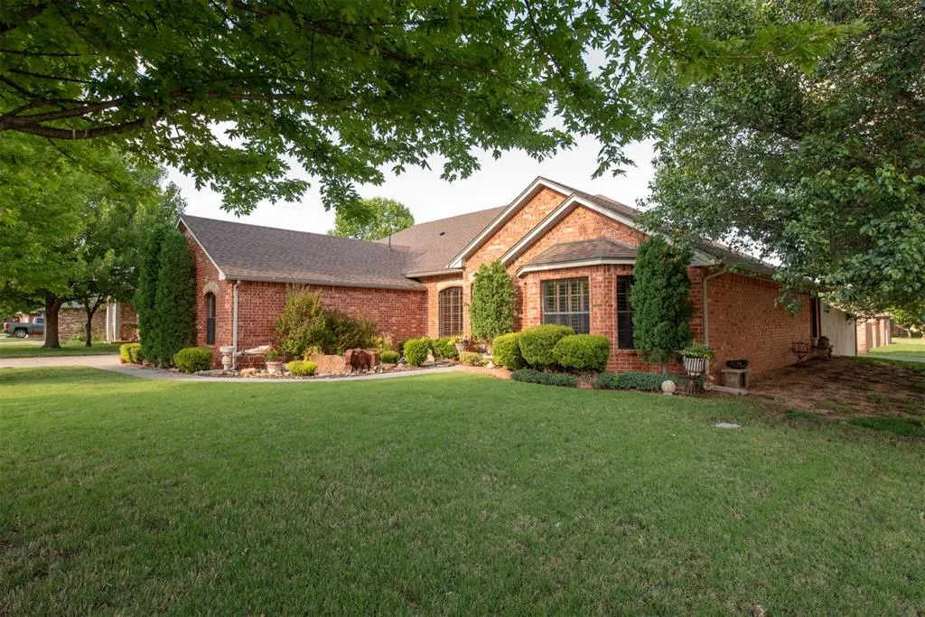 Photo 2 — 200 Foxridge, Elk City, OK 73644