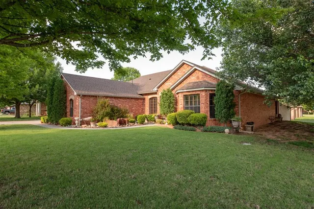 Photo 2 — 200 Foxridge, Elk City, OK 73644