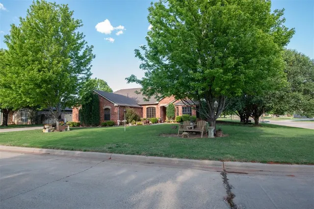 Photo 3 — 200 Foxridge, Elk City, OK 73644