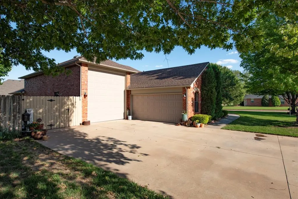 Photo 6 — 200 Foxridge, Elk City, OK 73644
