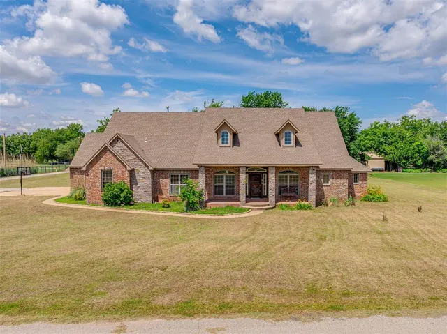 Front exterior — 327 N Ash Street, Crescent, OK 73028
