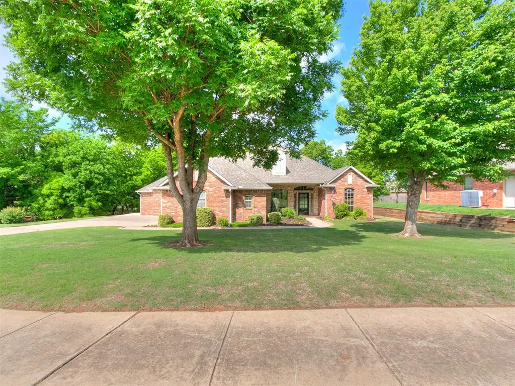 Photo 2 — 3201 Amberwood Court, Edmond, OK 73003