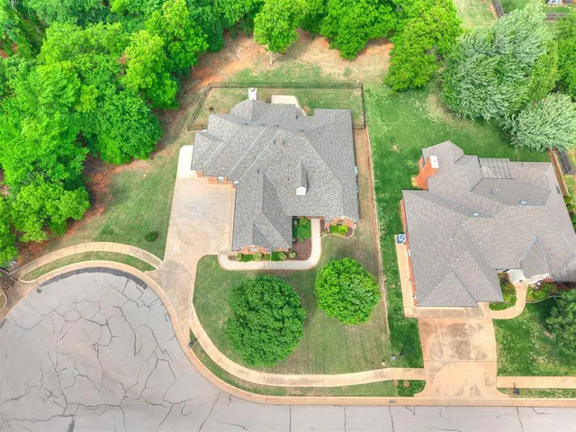 Photo 3 — 3201 Amberwood Court, Edmond, OK 73003