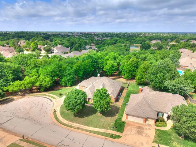 Photo 4 — 3201 Amberwood Court, Edmond, OK 73003