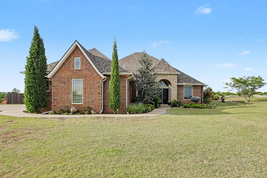 Photo 2 — 301 Meadow Lark Lane, Blanchard, OK 73010