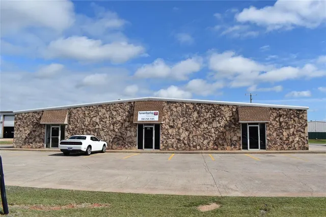 Photo 3 — 841 Industrial Drive, Yukon, OK 73099