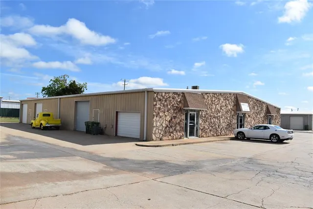 Photo 4 — 841 Industrial Drive, Yukon, OK 73099