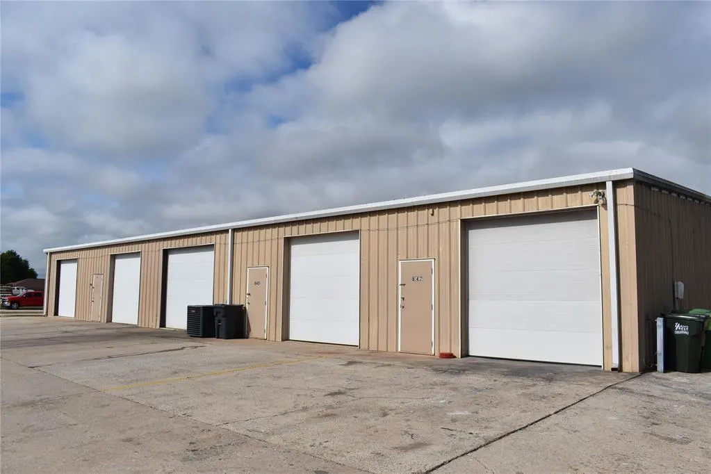 Photo 6 — 841 Industrial Drive, Yukon, OK 73099