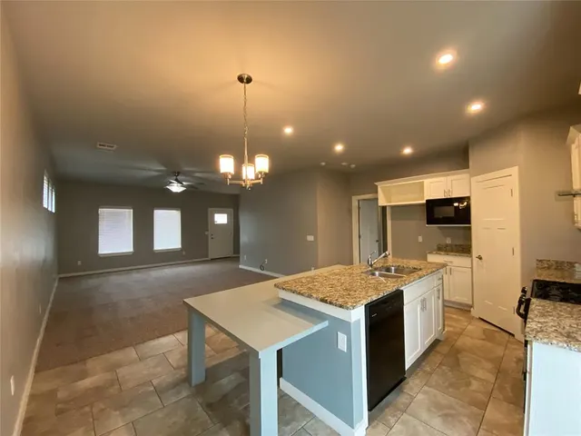 Photo 5 — 809 Lakeview Drive, Moore, OK 73160