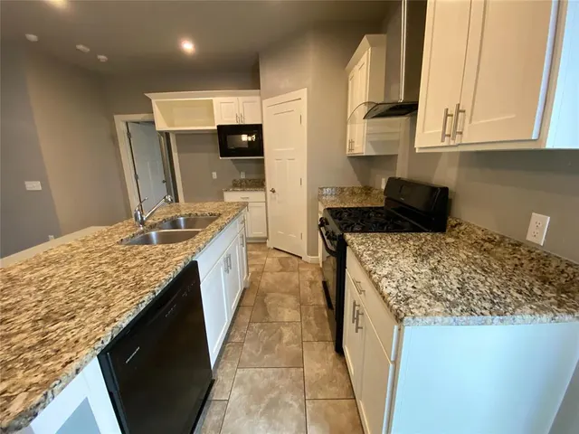 Photo 6 — 809 Lakeview Drive, Moore, OK 73160