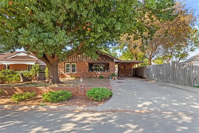 Front exterior — 1511 Avant, Clinton, OK 73601