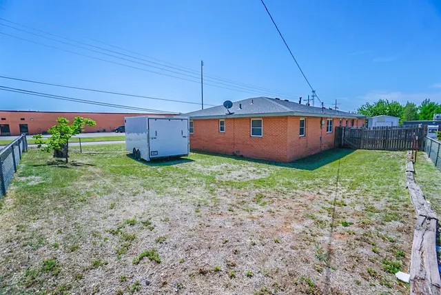 Photo 2 — 1909 W Modelle Avenue, Clinton, OK 73601