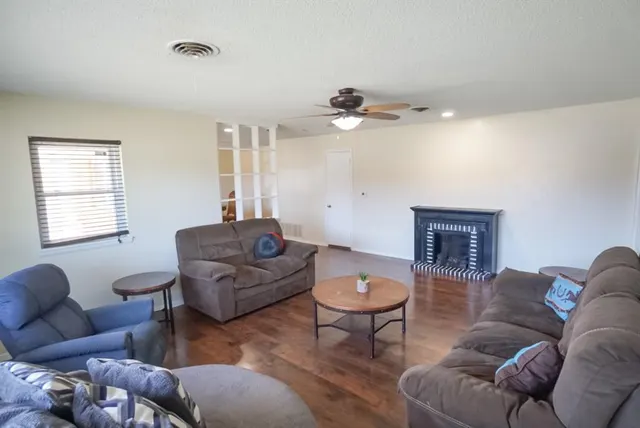 Photo 5 — 1909 W Modelle Avenue, Clinton, OK 73601