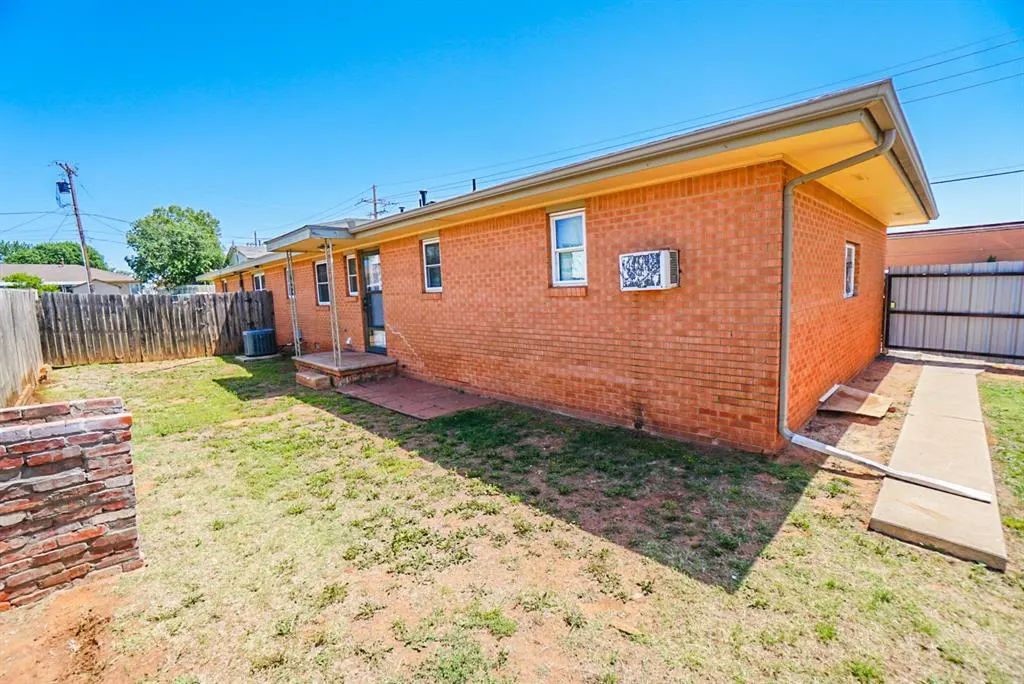 Photo 23 — 1909 W Modelle Avenue, Clinton, OK 73601