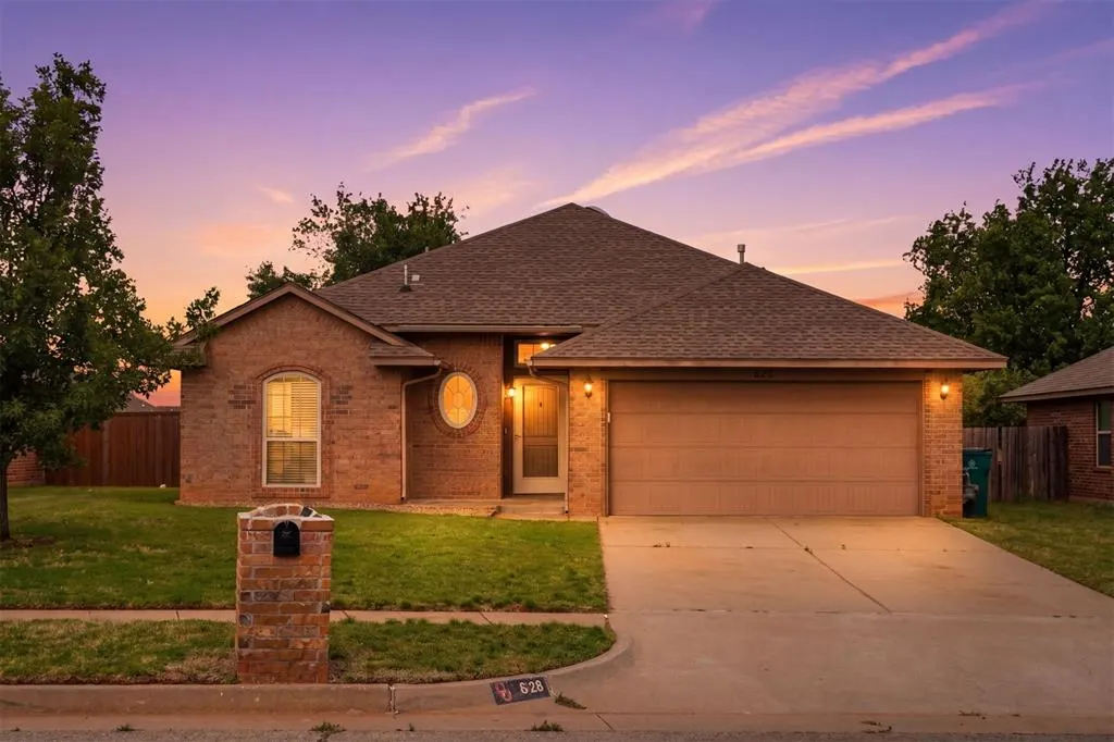 Photo 2 — 628 Inverleith Circle, Yukon, OK 73099