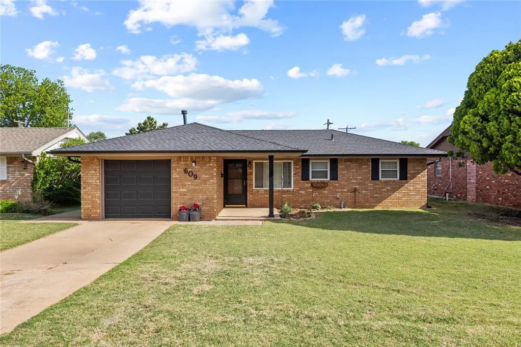Front exterior — 609 W 10th Street, Cordell, OK 73632
